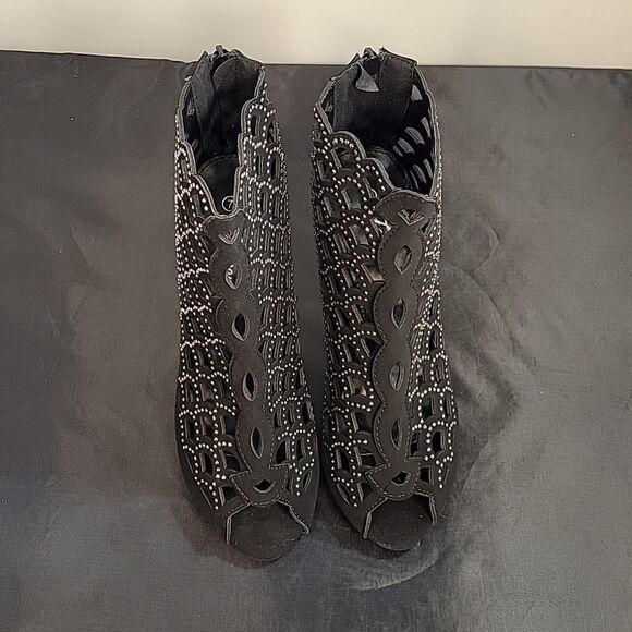 BRAND NEW FOREVER STUDDED CUT OUT DETAILS GLADIATOR SANDAL - Picture 2 of 16